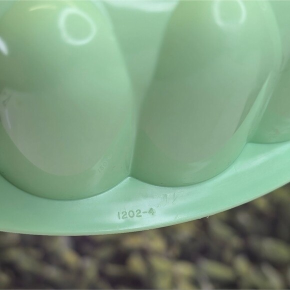 Vintage 1970s Tupperware Jello Mold in Jadeite Mint Green - Picture 10 of 12